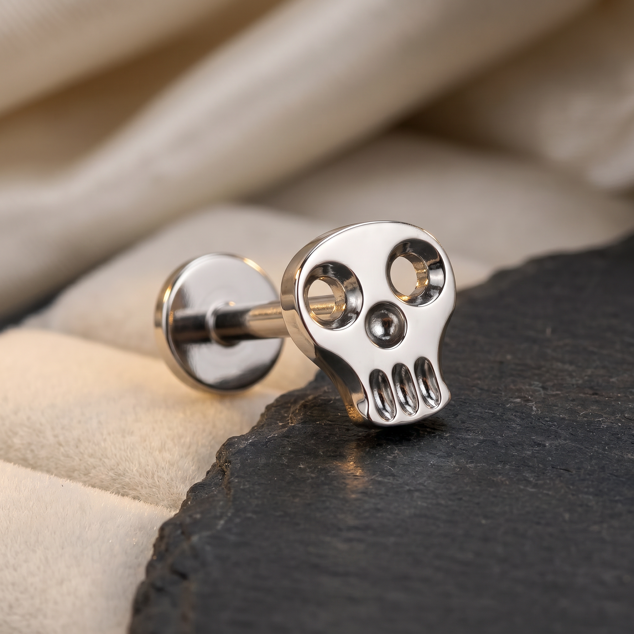 16 Gauge Titanium Internally Threaded Skull Stud