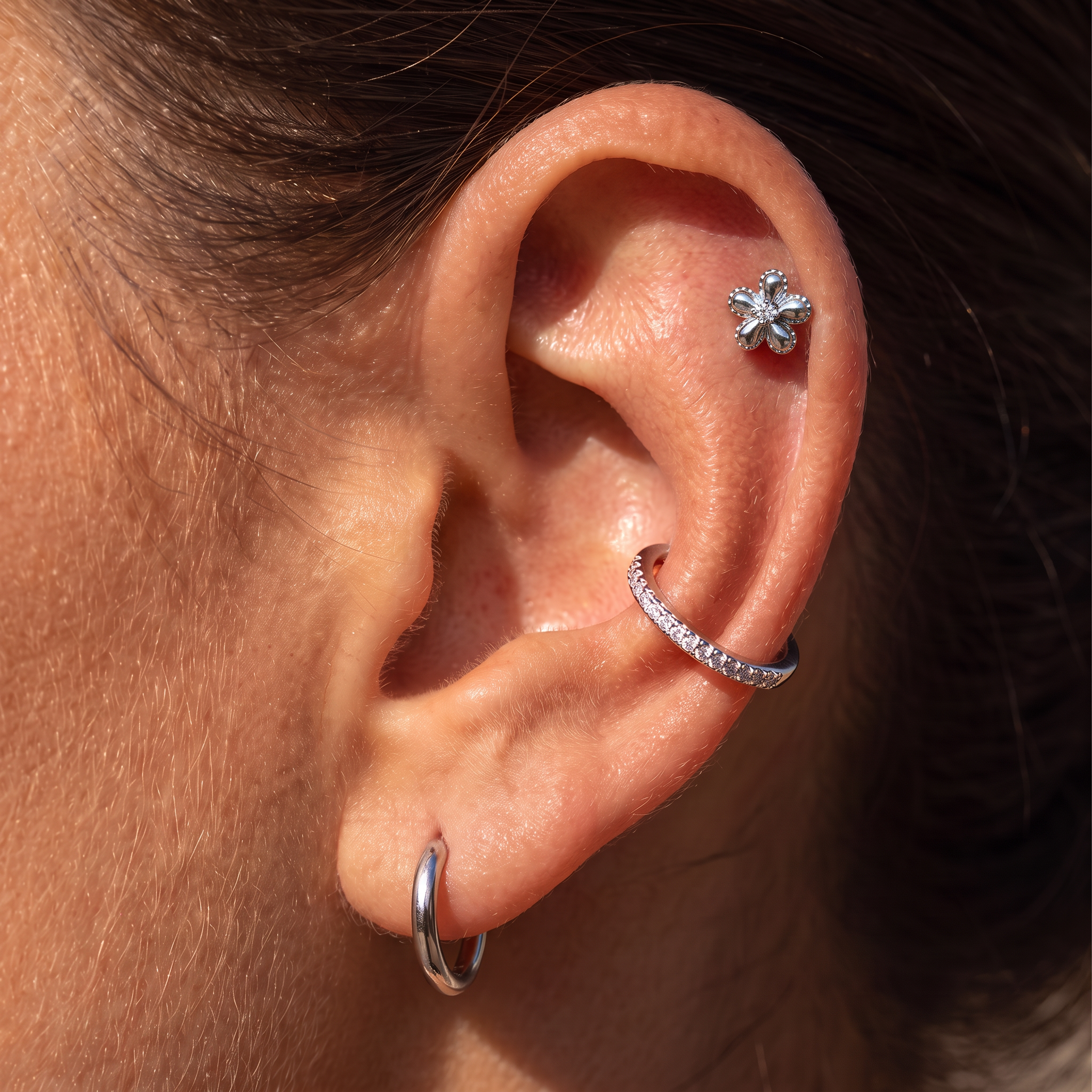 16 Gauge Threadless Crystal Centre Flower Stud
