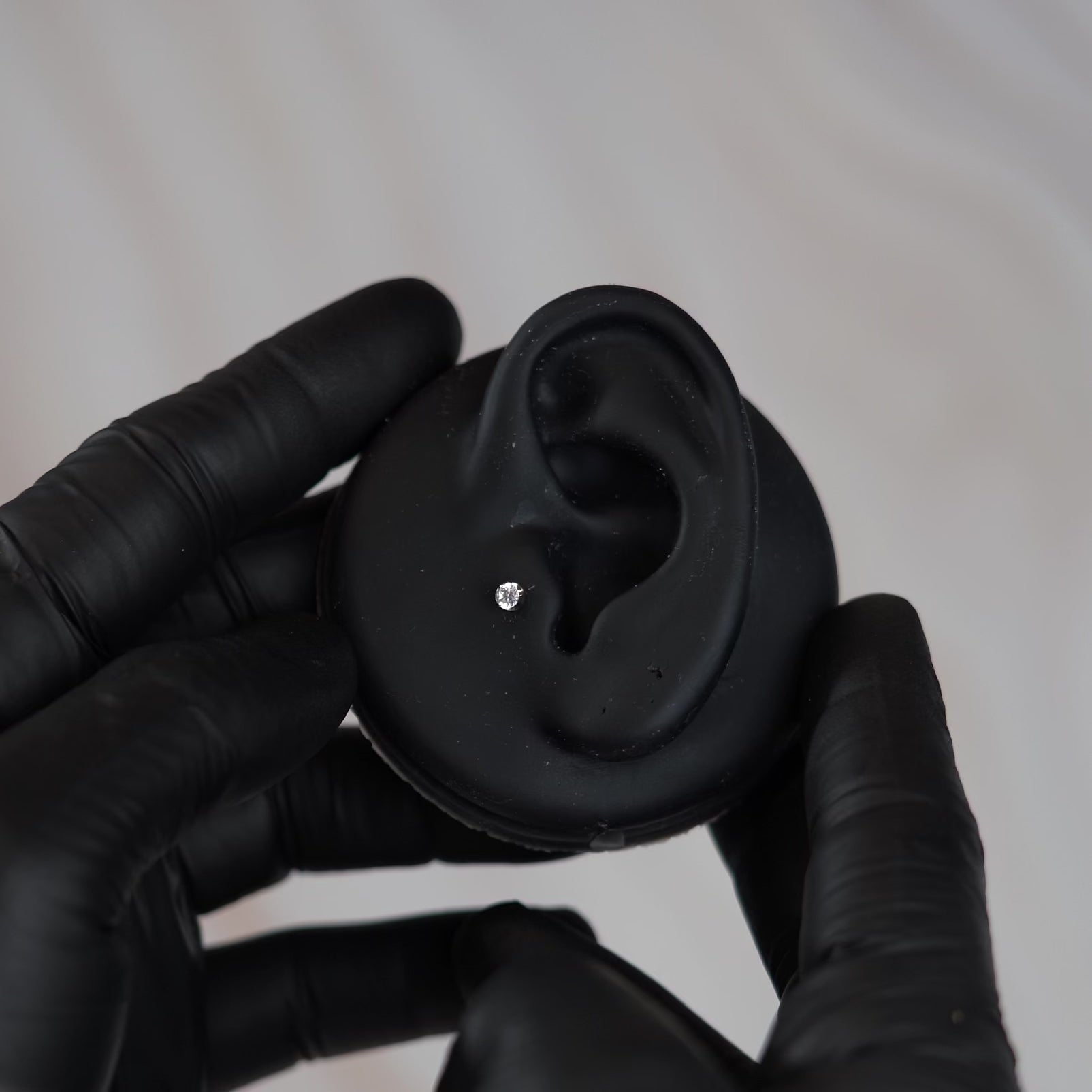 16 Gauge Titanium Internally Threaded Round Crystal Stud